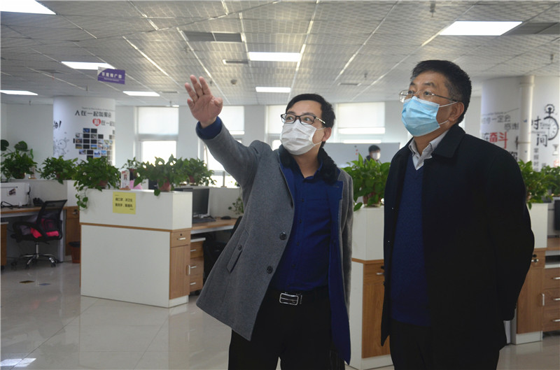 中共安陽市委統(tǒng)戰(zhàn)部副部長、市工商聯(lián)黨組書記郭洪俠一行調(diào)研安陽青峰防疫工作和復工復產(chǎn)情況