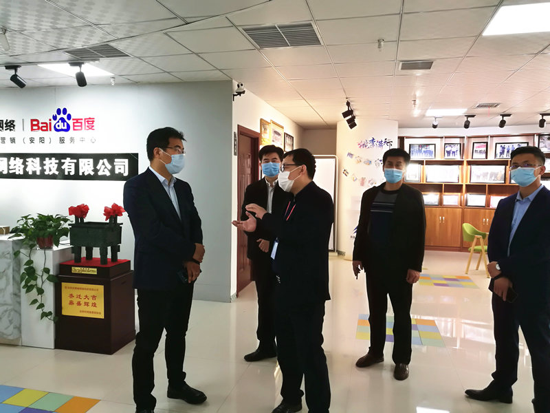 安陽市商務(wù)局副局長張躍勇，攜同天津伍創(chuàng)電子商務(wù)有限公司李富民一行蒞臨安陽青峰網(wǎng)絡(luò)參觀指導(dǎo)！！